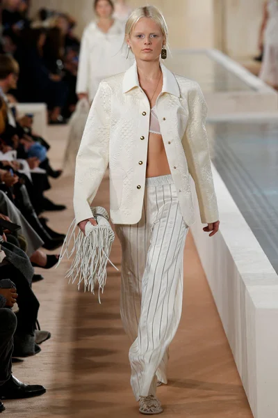 Look 16